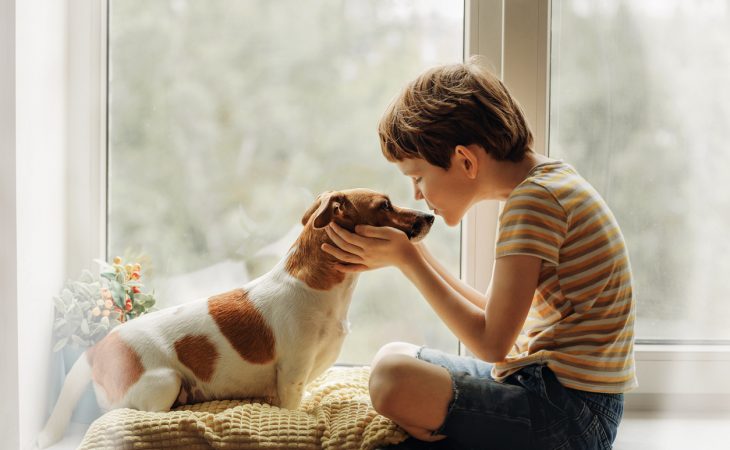 Enfant qui câline un chien