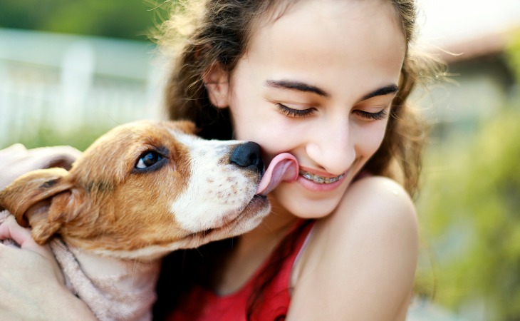 Chien qui lèche une jeune fille