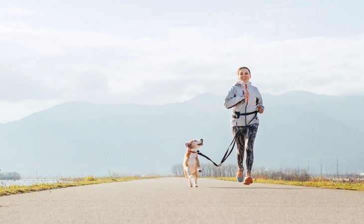 femme qui court avec son chien