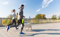 couple qui court avec son chien