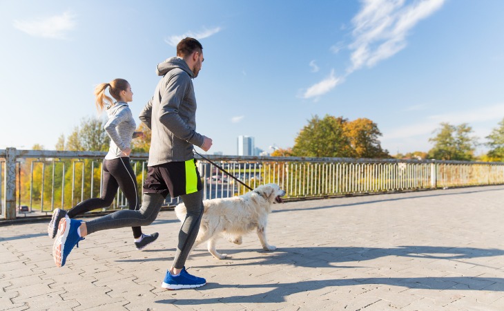 couple qui court avec son chien