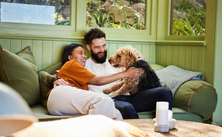 chien qui joue avec ses parents humains